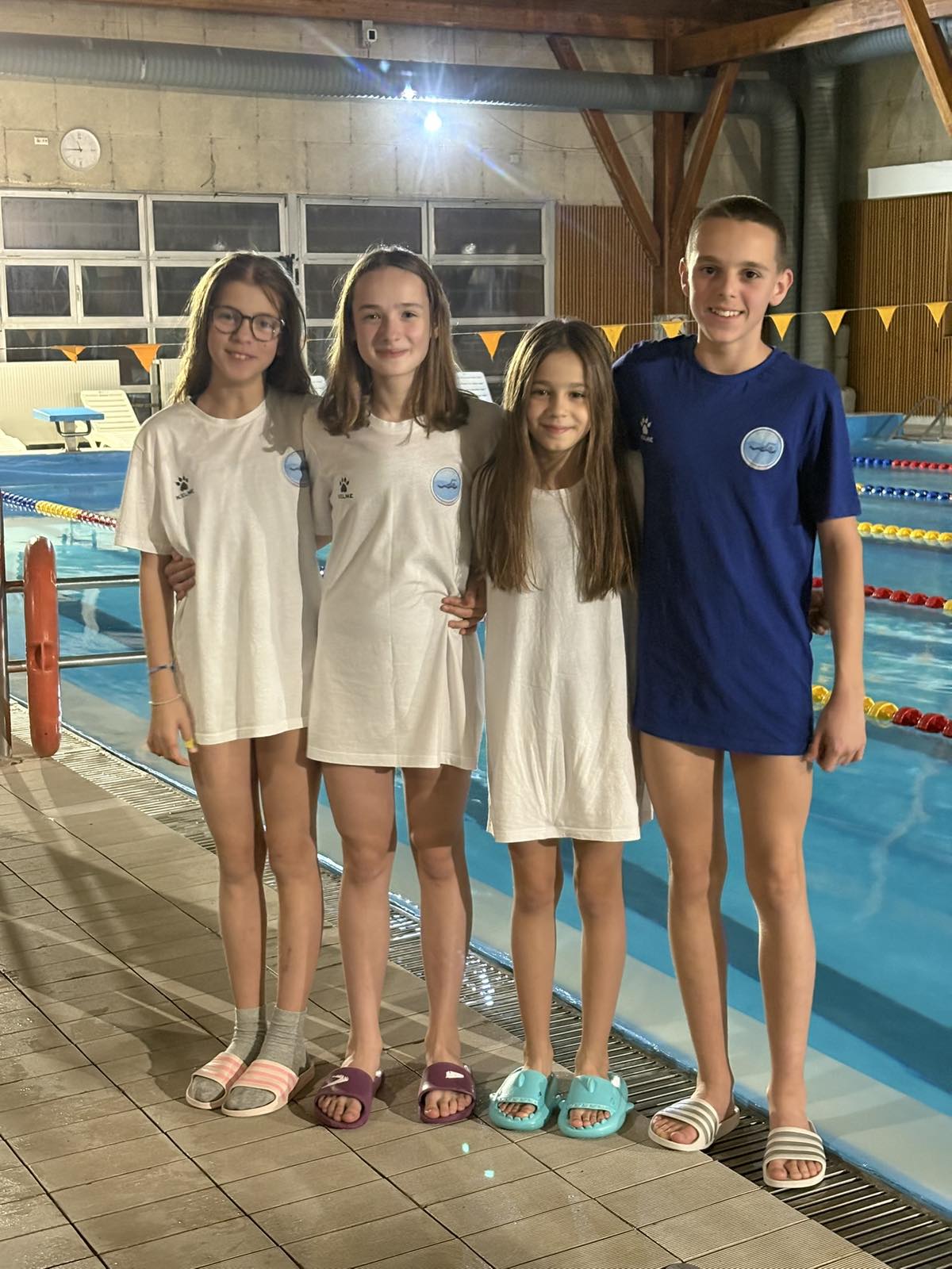 PKS grupa pored bazena